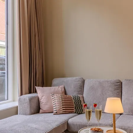 아파트 & Trainhouse *