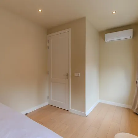 아파트 & Trainhouse *